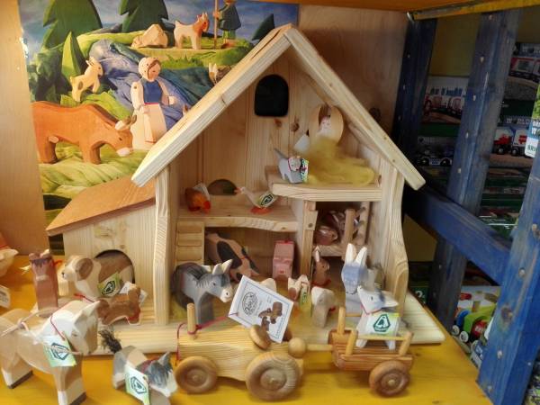 großer Krippenstall - Pferdestall mit Koppel